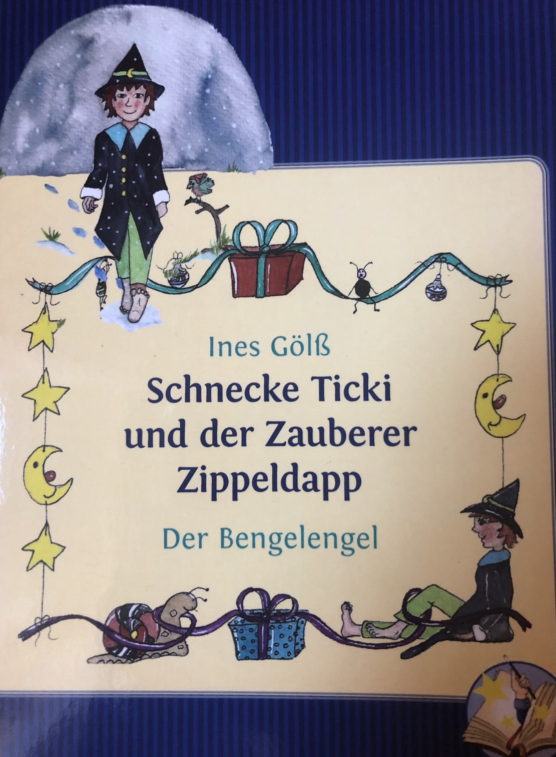 Der kleine Zauberer Zippeldapp hat einen unsichtbaren, kichernden Begleiter.