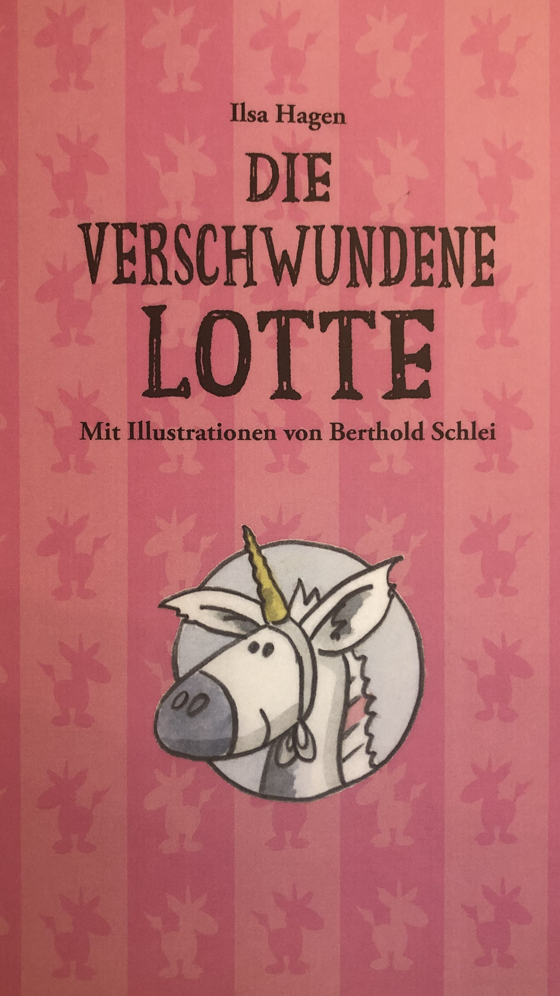 Prinzessin Rosalinde sucht im Märchenwald nach ihrem Esel Lotte.