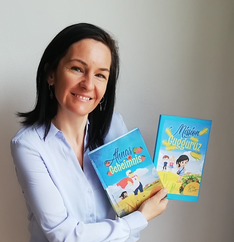 Die österreichische Kinderbuchautorin Elisabeth Pfeifer-Pögler präsentiert glücklich ihr frisch veröffentlichtes zweites Buch  "Mission Gugguruz" sowie das neue Cover ihres ersten Buches "Annas Geheimnis".