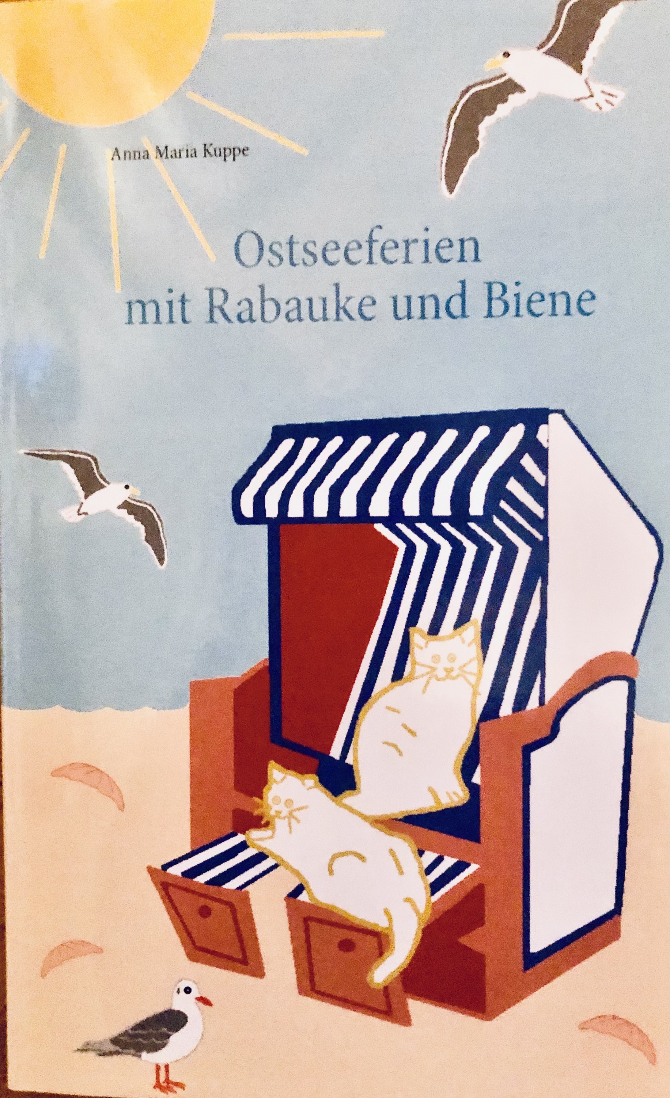 Spannende Ferien an der Ostsee erleben die beiden Katerbrüder Rabauke und Biene.