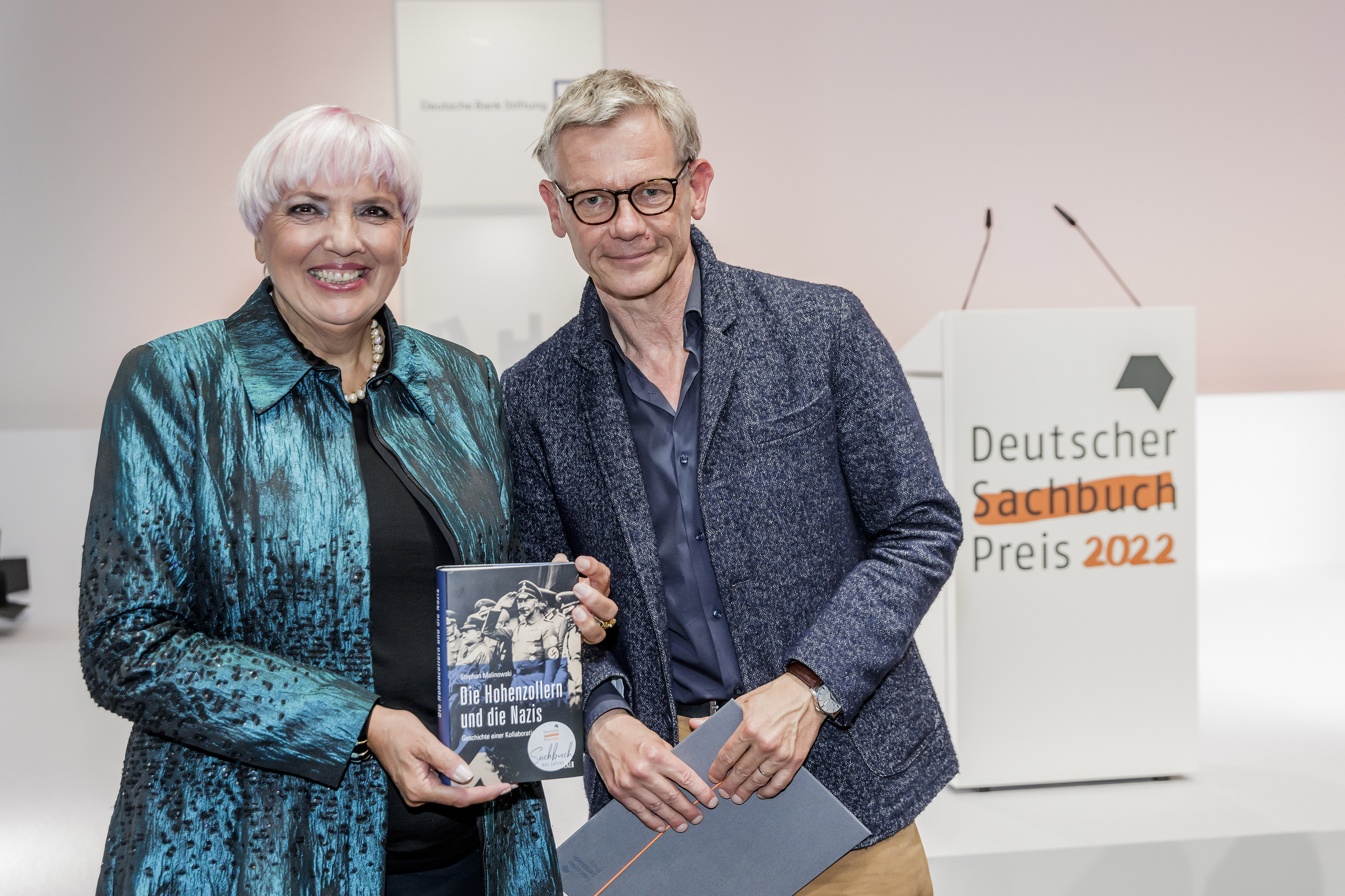 Deutscher Sachbuchpreis: Claudia Roth und Gewinner Stephan Malinowski