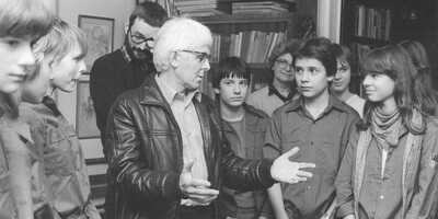 Zum 100. Geburtstag von Benno Pludra: Eine sachliche Würdigung des DDR-Kinderbuchautors und seiner Bücher wie Bootsmann auf der Scholle und Die Reise nach Sundevit – literarisch präzise, zeitlos lesbar, ohne pädagogische Umwege.