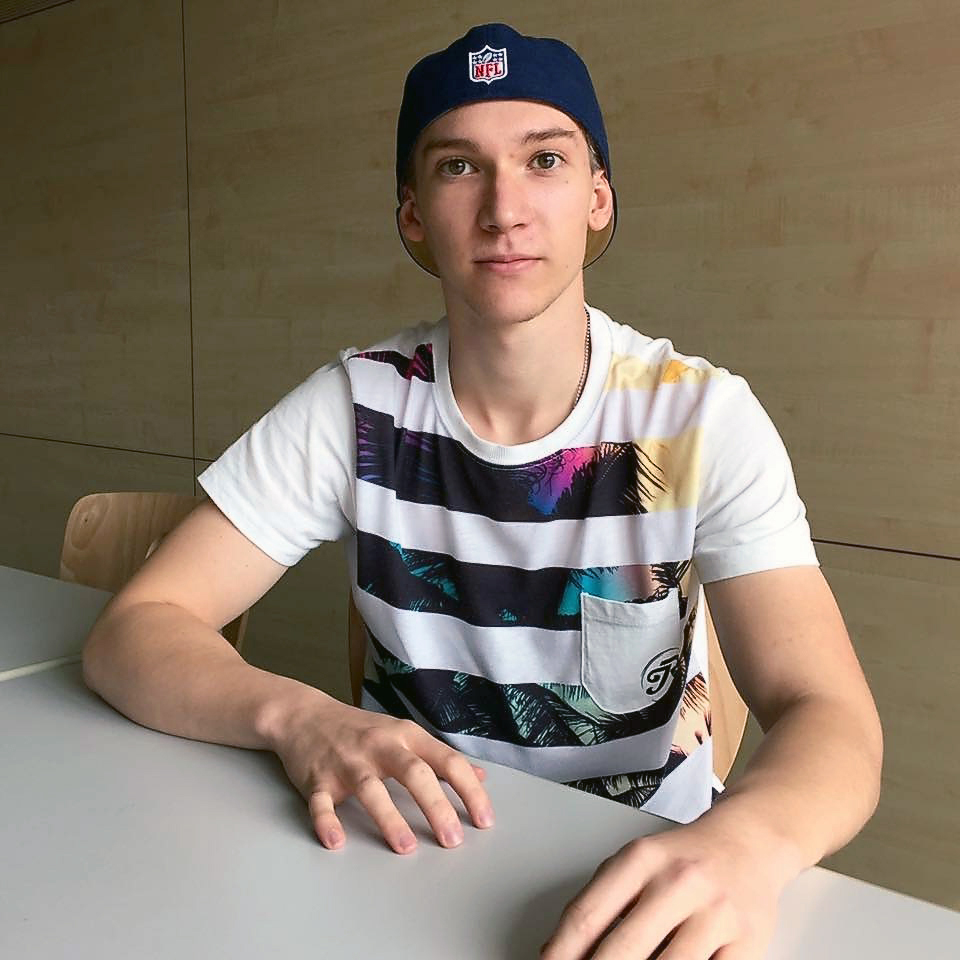 Sebastian Böhm, geb. 1998 in München, besucht derzeit eine Fachoberschule in Bayern