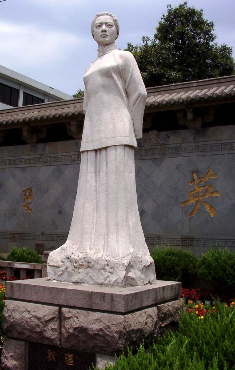 Statue der Dichterin und Feministin Qiu Jin in Shaoxing