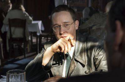 Tom Schilling in der Rolle des jungen Brechts.